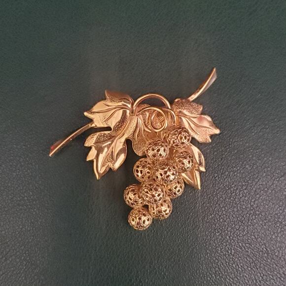 Vintage Filigree Grape Cluster and Leaves Brooch 12K Gold Filled Signed CC‎ - Picture 2 of 6